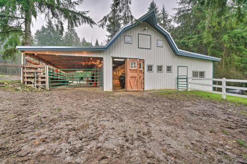 Woodinville Home With Furnished Deck And Fire Pit