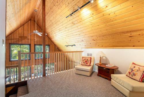 Chalet Cabin With Private Lake, Wifi, & Huge Deck!