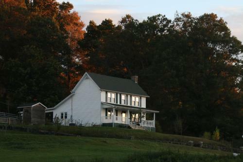 Bed & Breakfast Awesome Flat Top Farmhouse