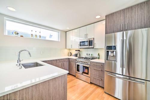 Modern Seattle Townhome With Rooftop Deck!