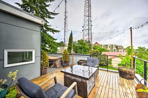 Urban Seattle Retreat With Rooftop Deck And Views