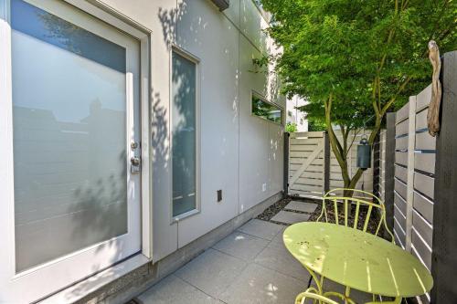 Stylish Getaway With Canal And Mtn Rooftop Views!