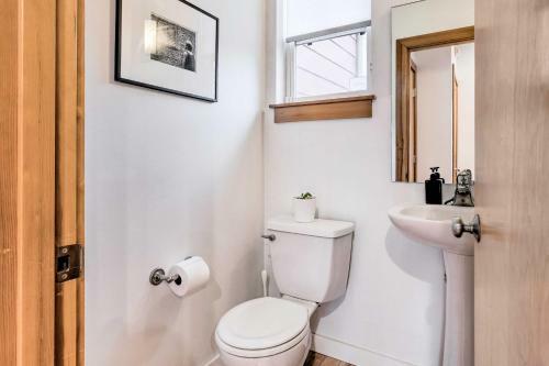 Eclectic Seattle Townhome Less Than 3 Mi To Downtown!