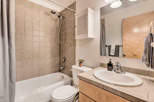 Eclectic Seattle Townhome Less Than 3 Mi To Downtown!