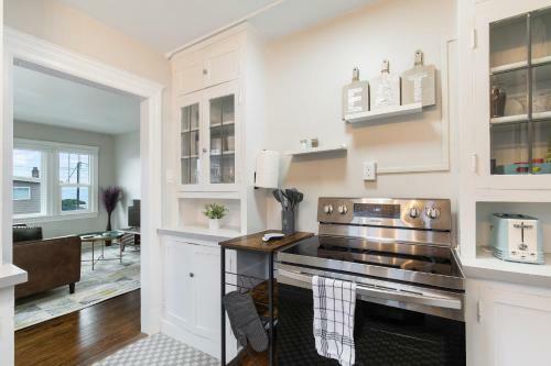 Alki Beach, 3br, Prime Location, Steps To Beach