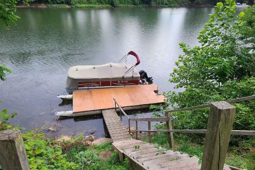 Family Home With Kayaks, Dock And Fire Pit!