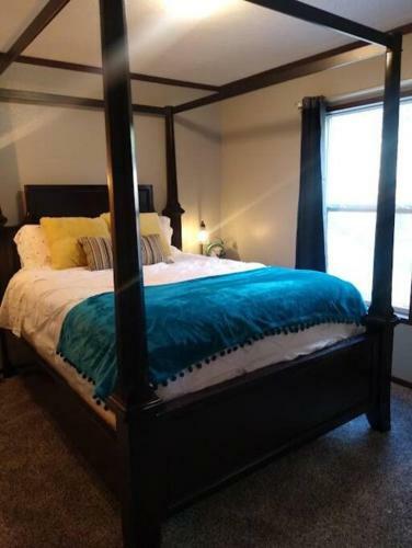 King Bed, Huge Master Bath, Nature, Style!