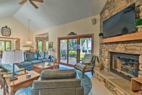 Sturgeon Bay Hideaway With Direct Water Access!
