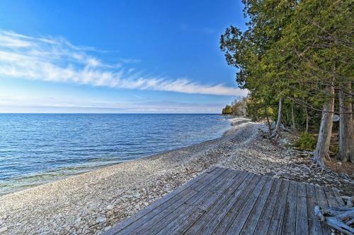 Sturgeon Bay Hideaway With Direct Water Access!
