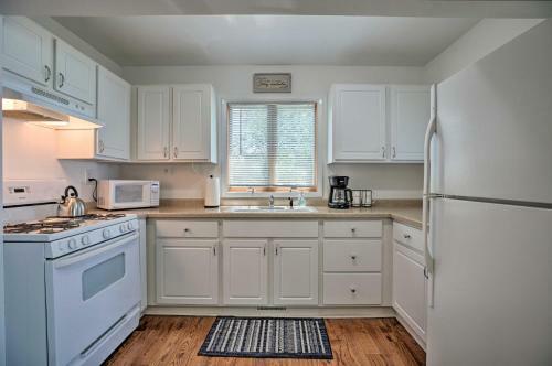 Charming Lake Koshkonong Cottage With Fire Pit!