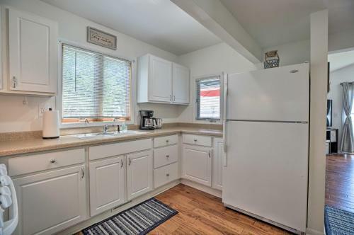 Charming Lake Koshkonong Cottage With Fire Pit!