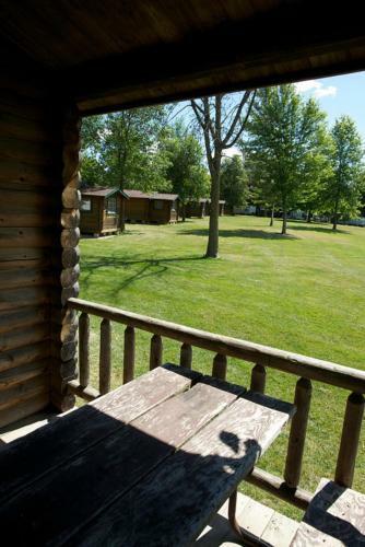 Fremont Jellystone Park Loft Cabin 4
