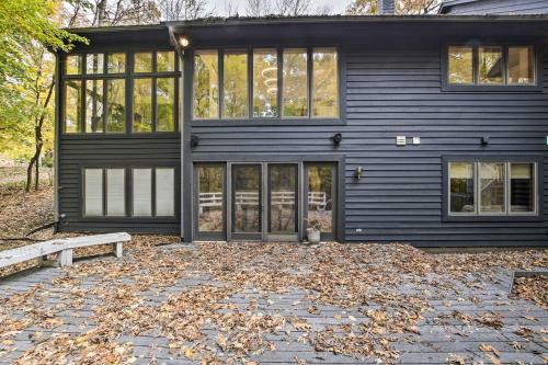 Spacious Modern Home Less Than 6 Mi To Lambeau Field!