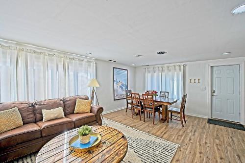 Blocks From Downtown Lake Geneva- Sleeps 7