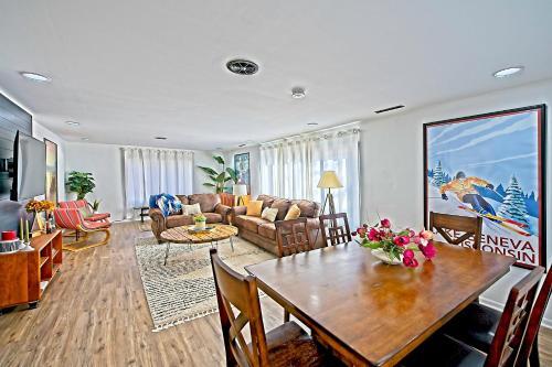 Blocks From Downtown Lake Geneva- Sleeps 7