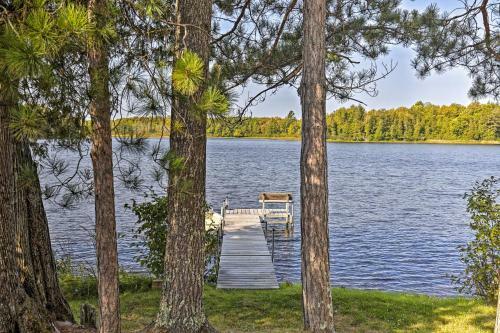 Cozy Lakefront Cabin With Indoor Gas Fireplace!