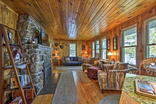 Cozy Lakefront Cabin With Indoor Gas Fireplace!