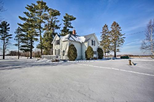 Quiet Farmhouse Retreat With Fire Pit - Pets Welcome!