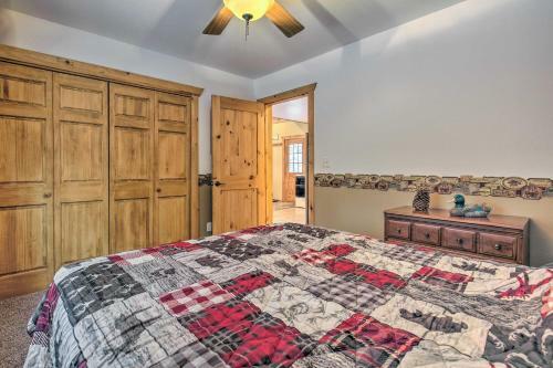 Northwoods Hideaway, 1 Mi To Squirrel Lake!