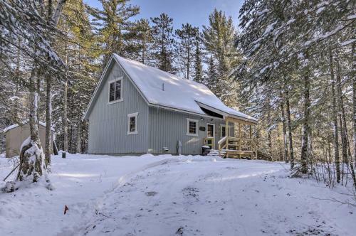 Northwoods Hideaway, 1 Mi To Squirrel Lake!