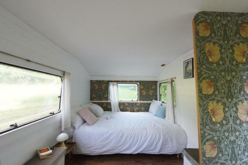 Caravane Vintage En Lisi�re de For�t