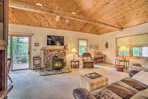 Riverfront Oconto Escape With Fire Pit And Yard!
