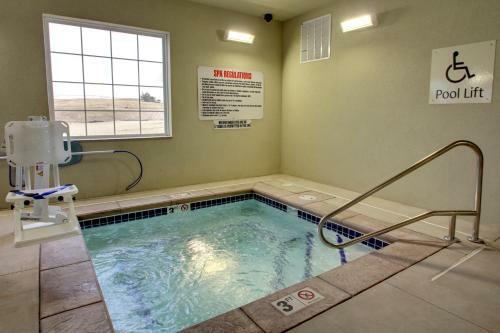 Cobblestone Hotel & Suites - Charlestown