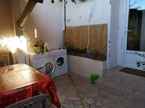 Hostal Petit Studio 13 M2 Avec Terrasse 15 Mn Centre Nimes