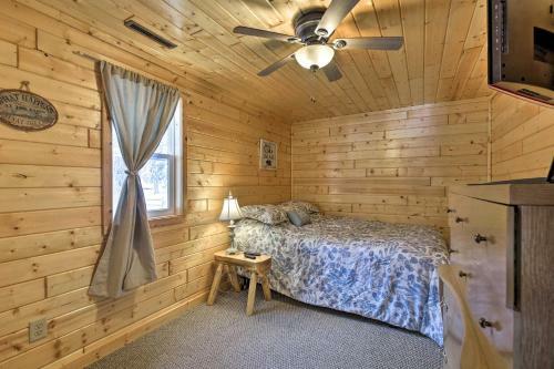 Charming Lost Lake Cabin Fish, Boat And Hunt!