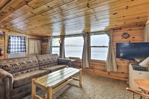 Charming Lost Lake Cabin Fish, Boat And Hunt!