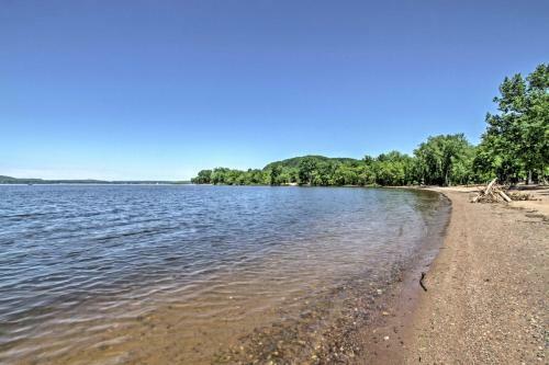 Lakefront Lake Pepin Cottage With Deck-steps To Beach