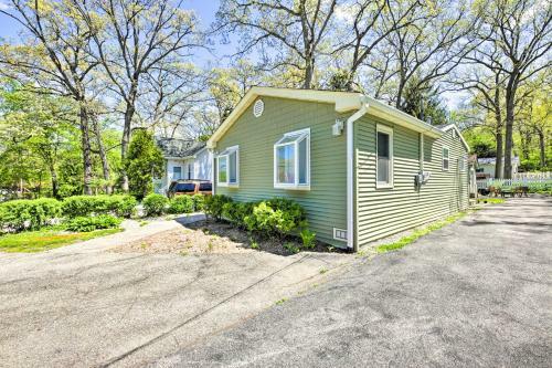 Charming Twin Lakes Hideaway With Private Yard!