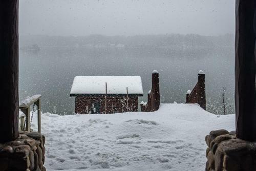 Grandview Lakeside Log Lodge