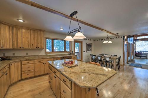 Spacious Alpine Cabin With Fireplace And Deck!
