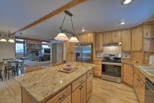 Spacious Alpine Cabin With Fireplace And Deck!