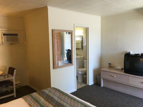 Motel Western 6 Gun