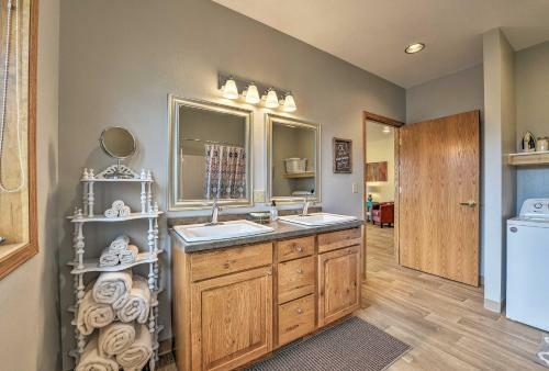 Large Ten Sleep Home On Main St, 10 Mins To Canyon