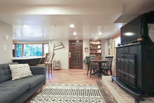 Dells Cottage River Retreat