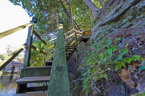 Dells Cottage River Retreat
