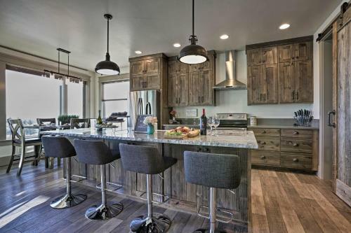 Stunning Valley Home With Furnished Deck And Mtn Views