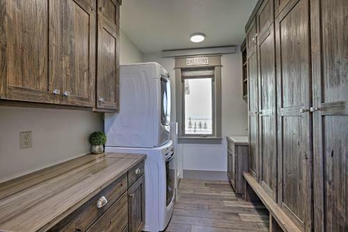 Stunning Valley Home With Furnished Deck And Mtn Views