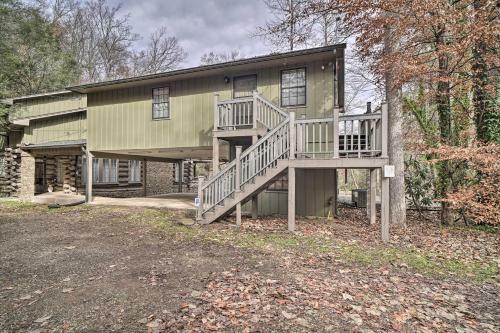 Inviting Apartment With Deck In Smoky Mountains