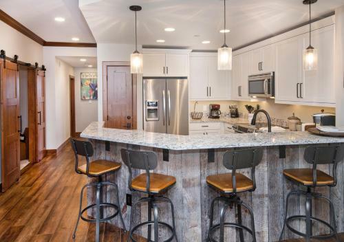 96 Highlands Slopeside #210, Beaver Creek