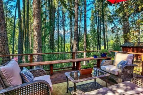New Modern Cozy Cabin With Spectacular Deck