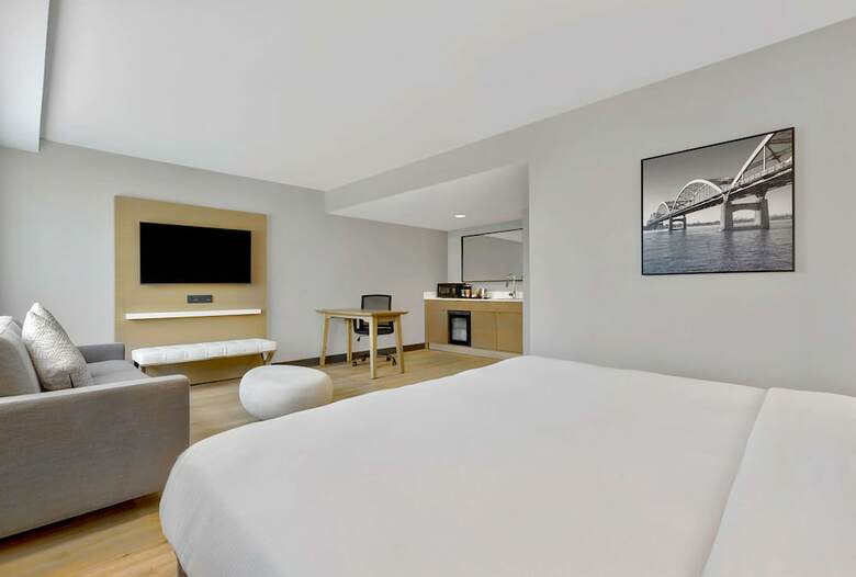 Radisson Quad City Plaza Hotel