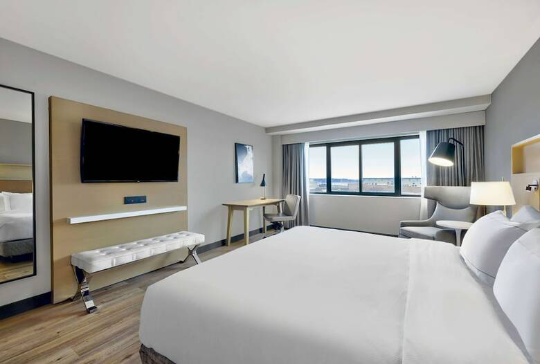 Radisson Quad City Plaza Hotel