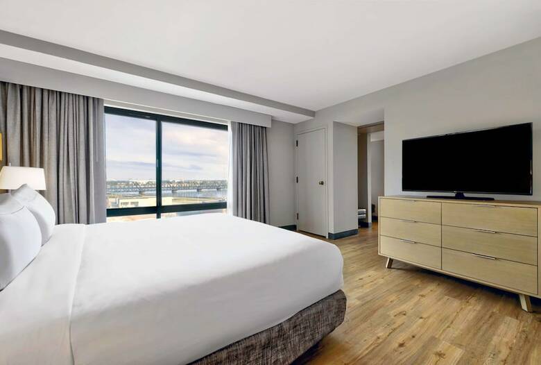 Radisson Quad City Plaza Hotel