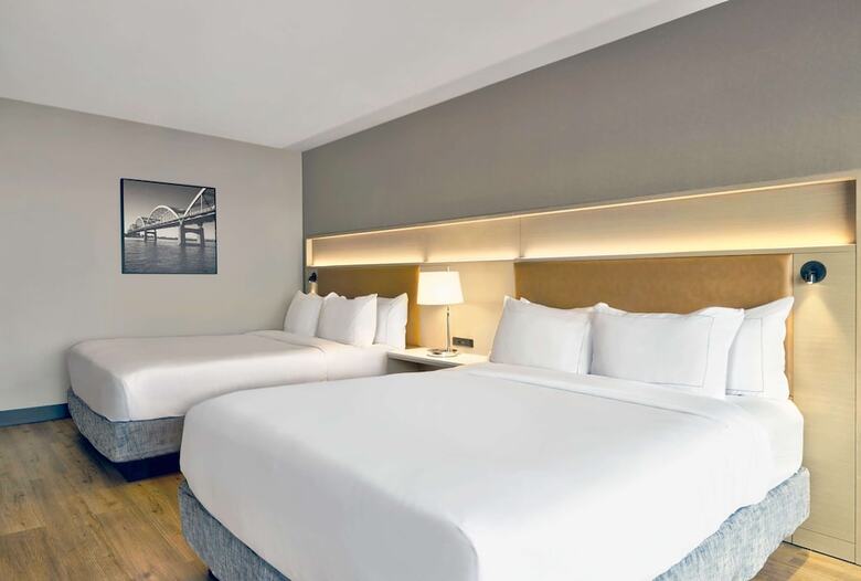 Radisson Quad City Plaza Hotel