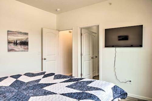 Updated Cabin With Direct Lake Access And Pool!