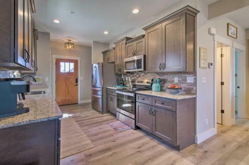 Lampe Retreat With Pool Access - Walk To Lake!